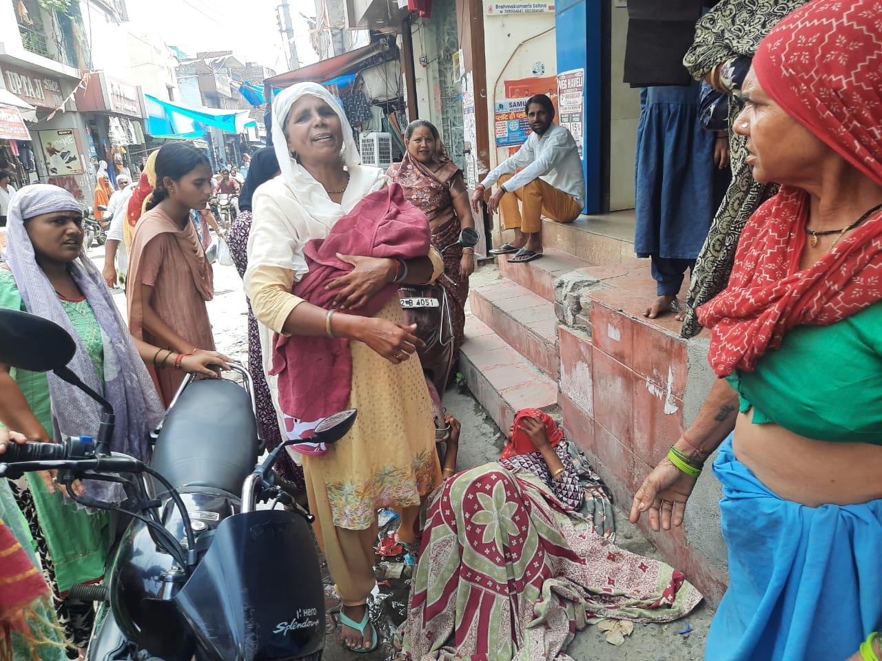 सोहना में गर्भवती महिला ने सड़क पर बच्ची को दिया जन्म। जच्चा व बच्ची दोनों ही स्वस्थ।