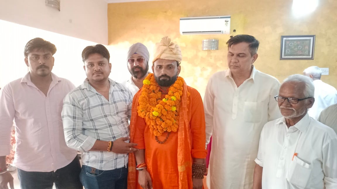 स्काईलार्क में महामंडलेश्वर श्रीश्री संजय का स्वागत करते संदीप शर्मा और समाज के लोग। संवाद