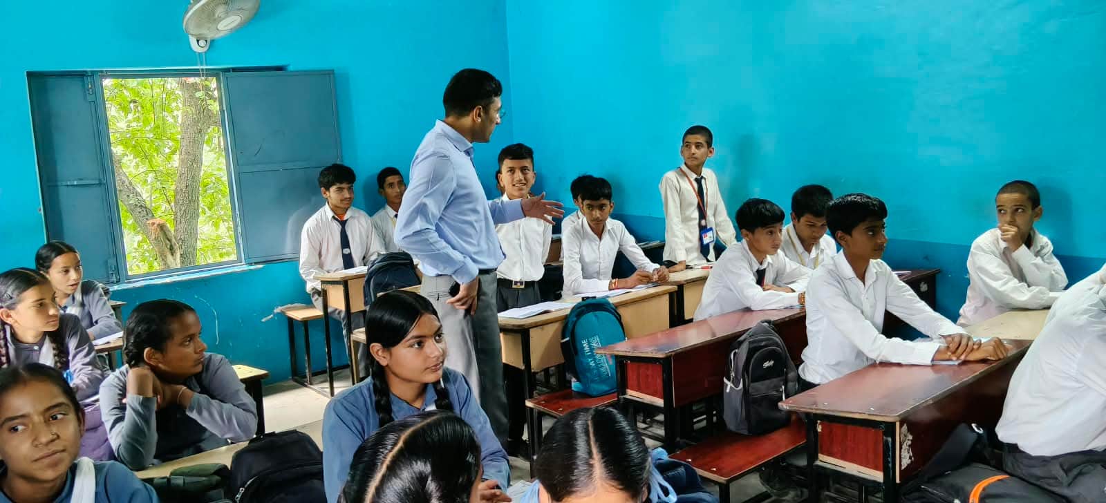 स्कूल निरीक्षण पर पहुंचे उपायुक्तचंबा बच्चों से संवाद करते हुए। स्कूल प्रबंधन