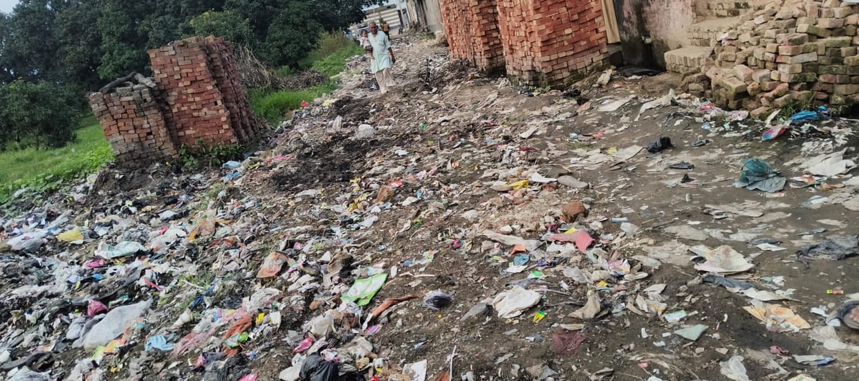 Villagers troubled by mud and filth on the road; they pool funds to get it cleaned.