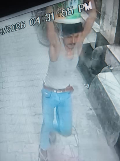 सीसीटीवी कैमरे में कैद चोर। स्रोत : वीडियोग्रैब