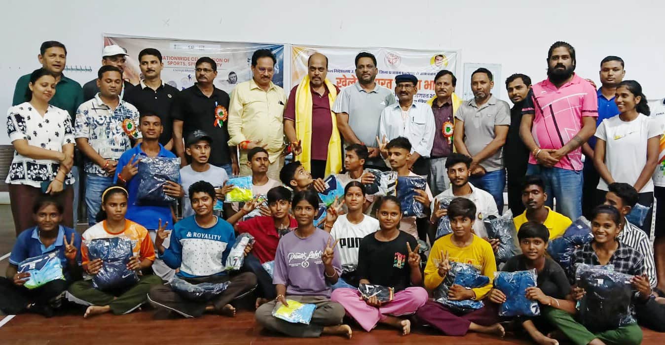 स्टेडियम में आयोजित एथलेटिक्स प्रतियोगिता में विभिन्न खेलों में सफल पुरस्कृत किए गए खिलाड़ी। 