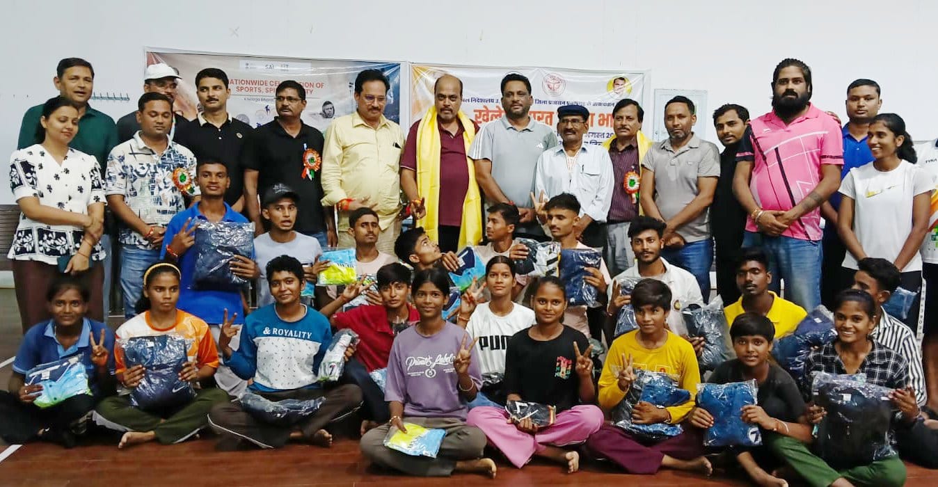 स्टेडियम में आयोजित एथलेटिक्स प्रतियोगिता में विभिन्न खेलों में सफल पुरस्कृत किए गए खिलाड़ी। 