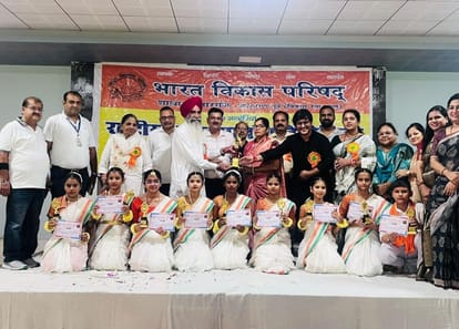 सितारगंज में राष्ट्रीय समूह गान प्रतियोगिता में विजयी प्रतिभागियों के साथ भारत विकास परिषद के प