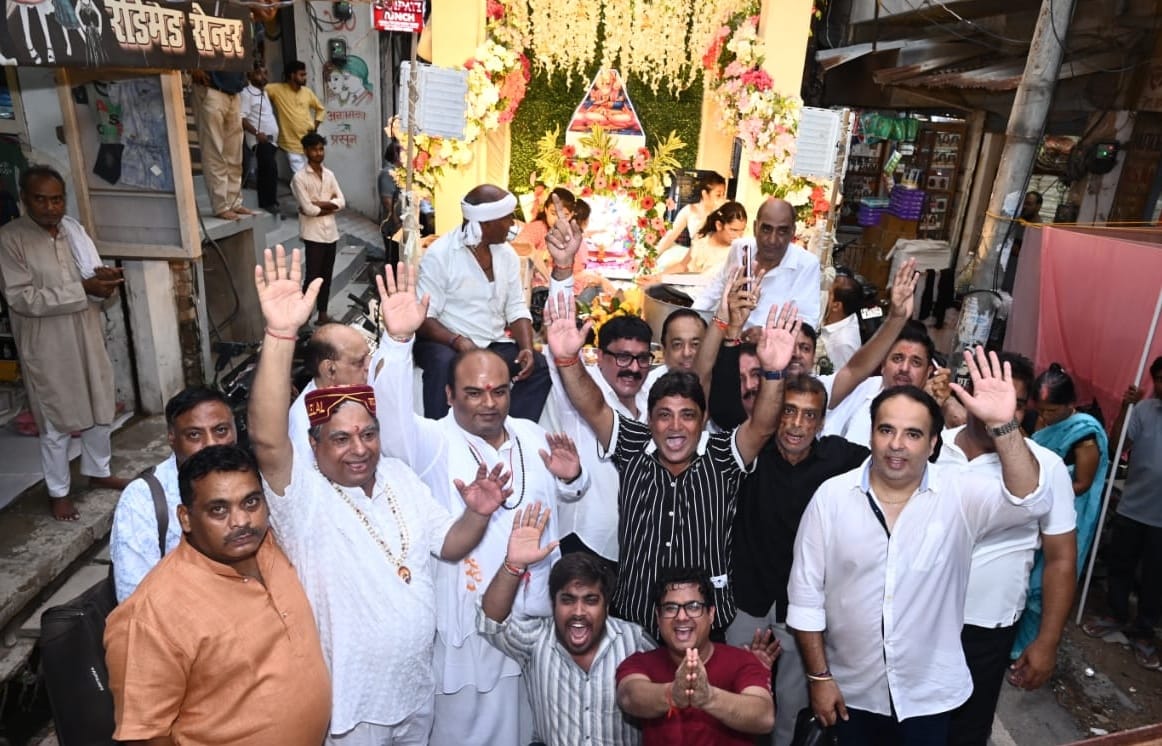 Azamgarh News: सराय रानी स्टेशन को सिटी स्टेशन बनाने की मांग, सांसद को सौंपा ज्ञापन