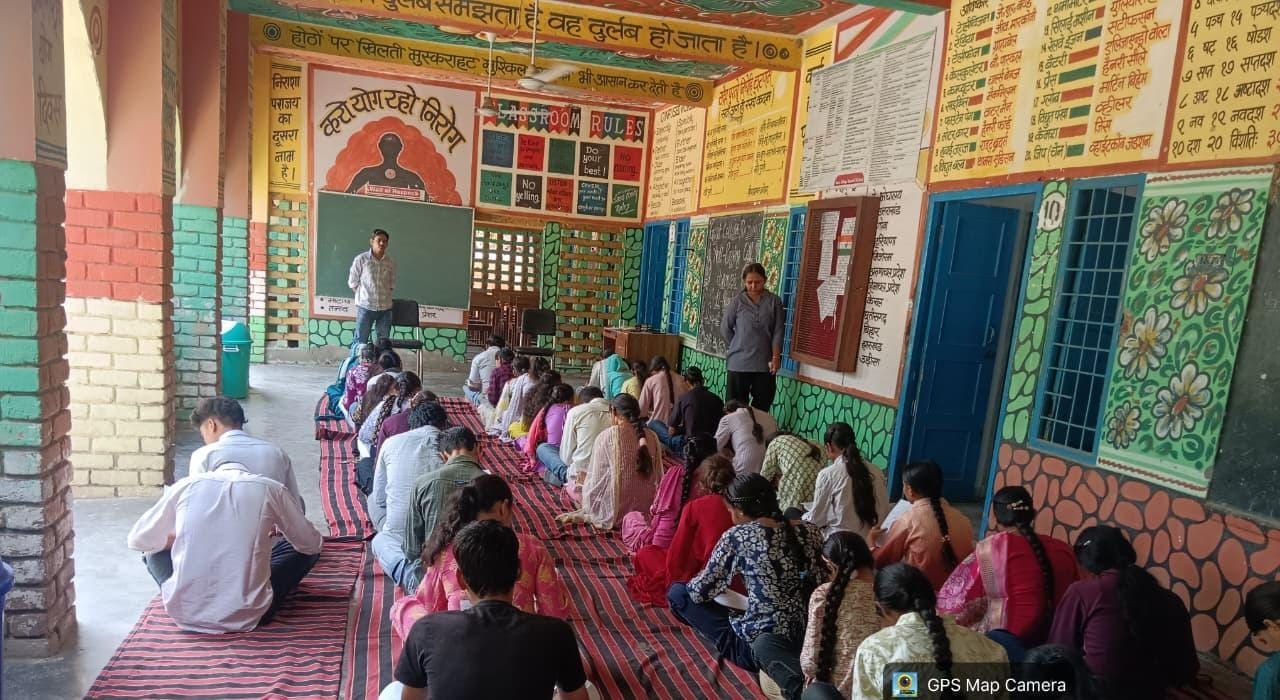 सड़क सुरक्षा प्रश्नोत्तरी प्रतियोगिता में भाग लेते विद्यार्थी एवं प्राध्यापकगण। विज्ञप्ति