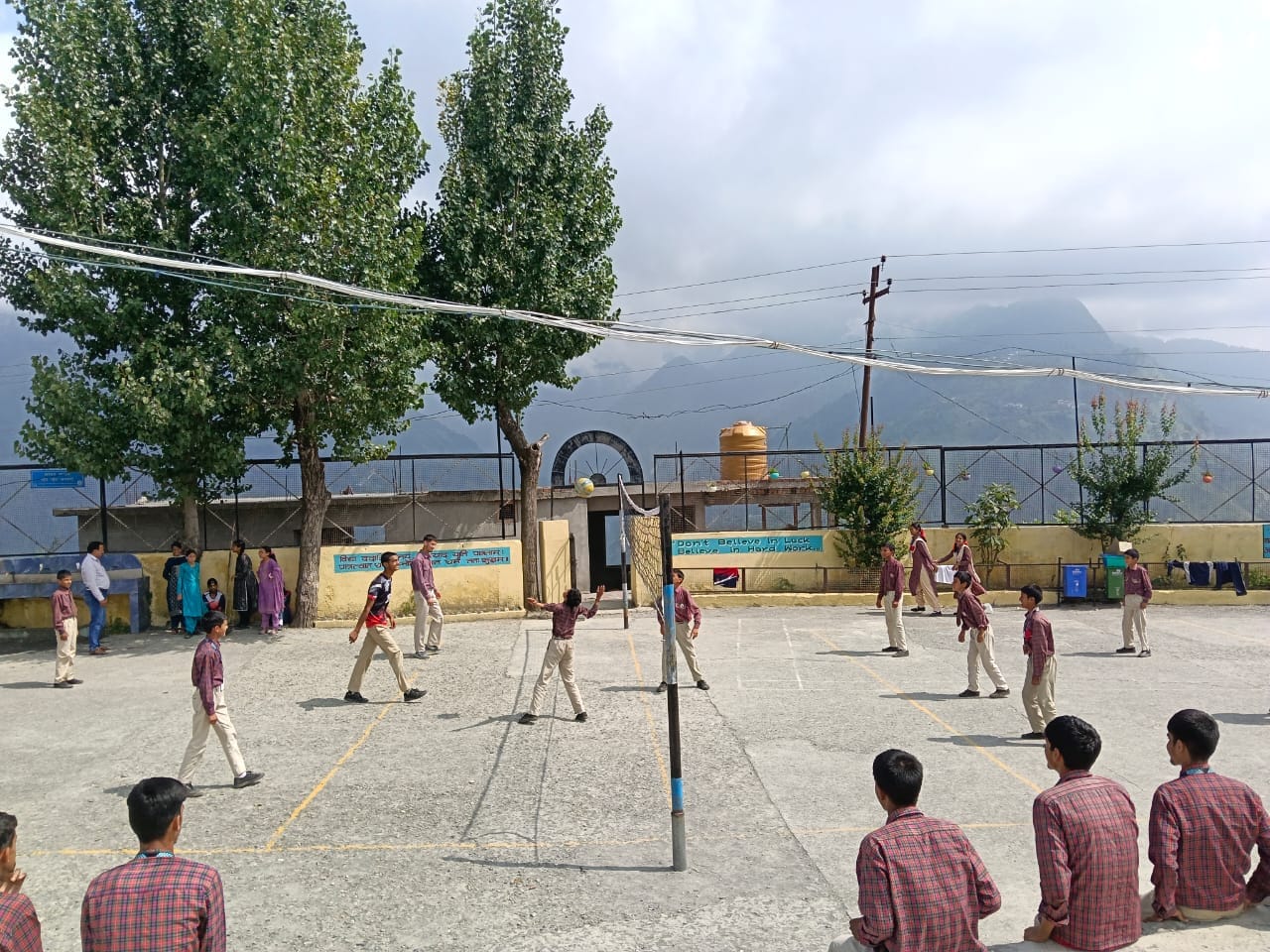 सुंड़ला विद्यालय में आयोजित खेलकूद प्रतियोगिता के दौरान बॉलीवॉल मैच में शॉट लगाता खिलाड़ी।