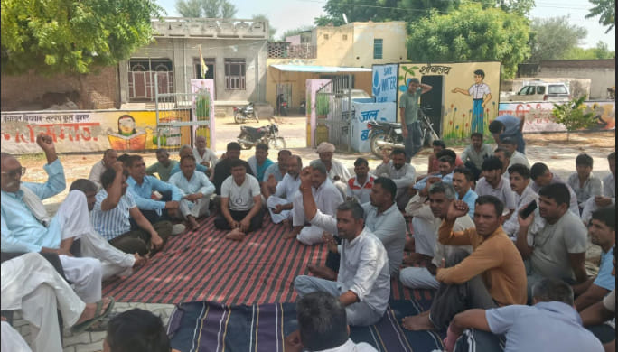 सिवानी मंडी के गांव बिधवान में धरना देकर बैठे किसान।