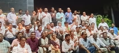 शाहजहांपुर में कैंडल मार्च में शामिल कांग्रेस के पदाधिकारी। संवाद