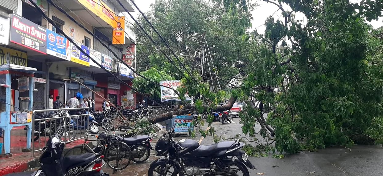 Power supply disrupted due to faults in the main lines of eight substations caused by storms and rain.