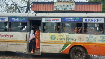 शहर में बस से होकर जाती सवारियां। संवाद