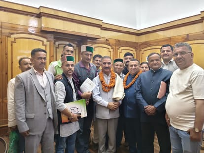 शिमला में मुख्यमंत्री और प्रदेश कांग्रेस अध्यक्ष के साथ हरिपुरधार क्षेत्र का प्रतिनिधिमंडल। 