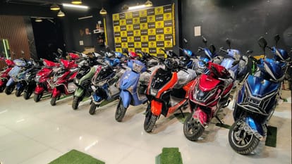 -शोरूम पर खड़ीं इलेक्ट्रिक स्कूटी। संवाद