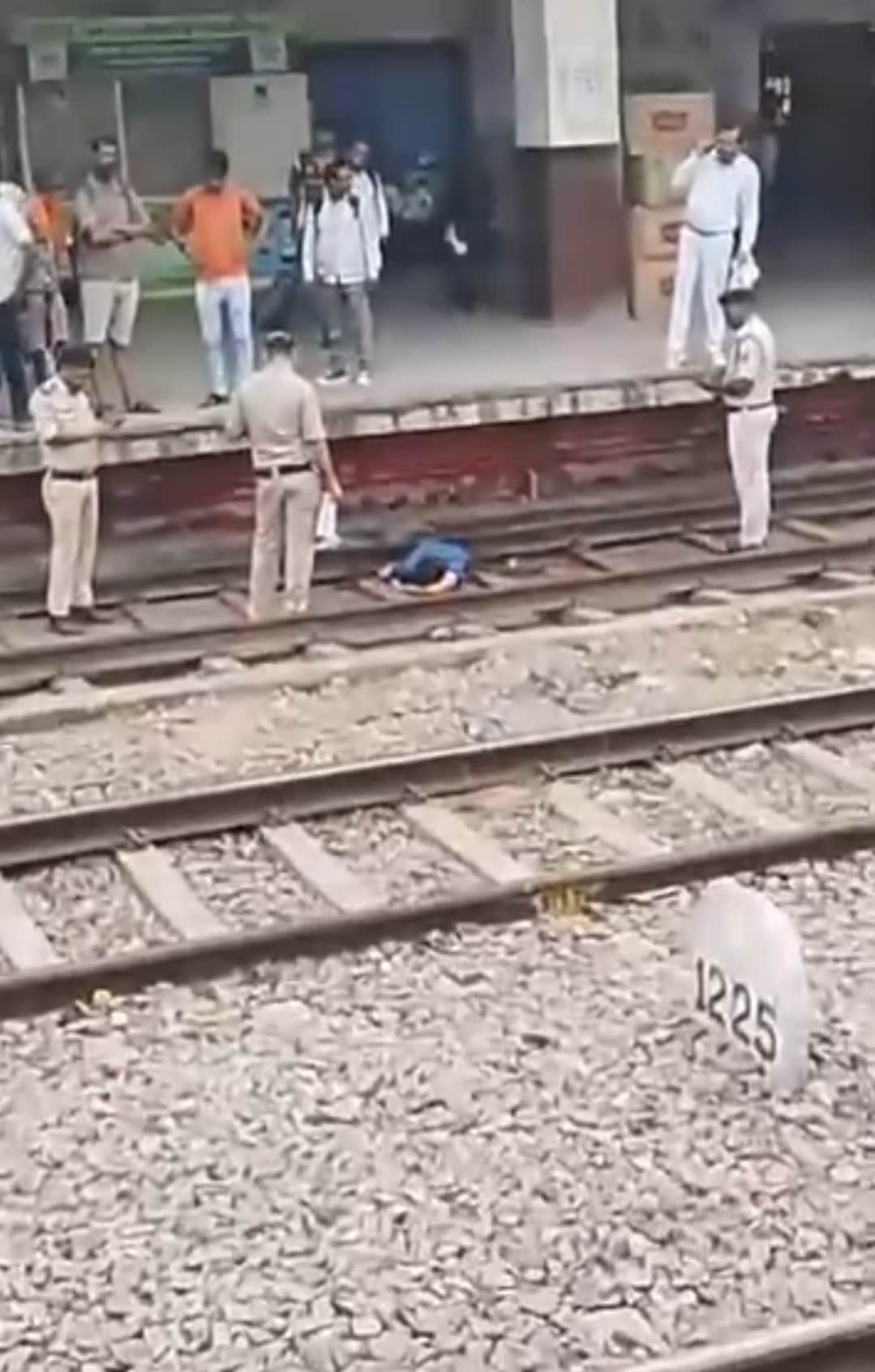 ट्रेन आते ही पटरी पर दौड़ा सेल्समैन