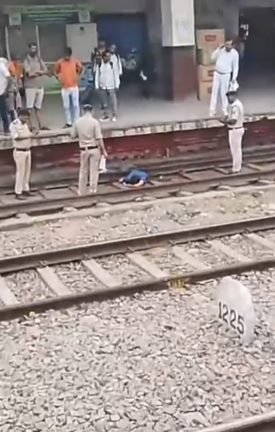 ट्रेन आते ही पटरी पर दौड़ा सेल्समैन