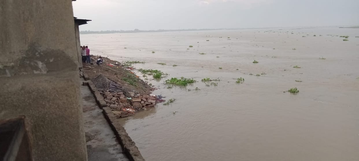 Erosion intensifies near Jhamra Temple; Saryu water level rises by 10 cm in 24 hours.
