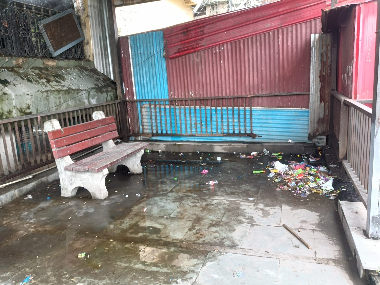 दिल्ली गेट के समीप वर्षा शालिका में पड़ा कचरा। संवाद