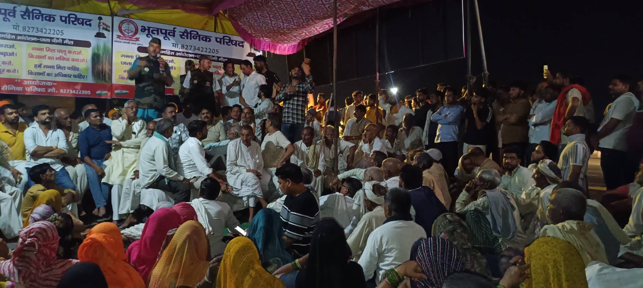 देर रात छाता शुगर मिल स्थित धरना स्थल पर बैठे किसान। संवाद