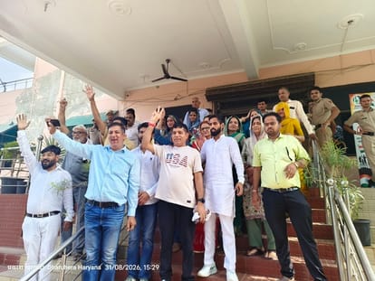 धारूहेड़ा नपा के उपप्रधान बनने पर जश्न मनाते हुए अमन राव व उनके समर्थक। संवाद