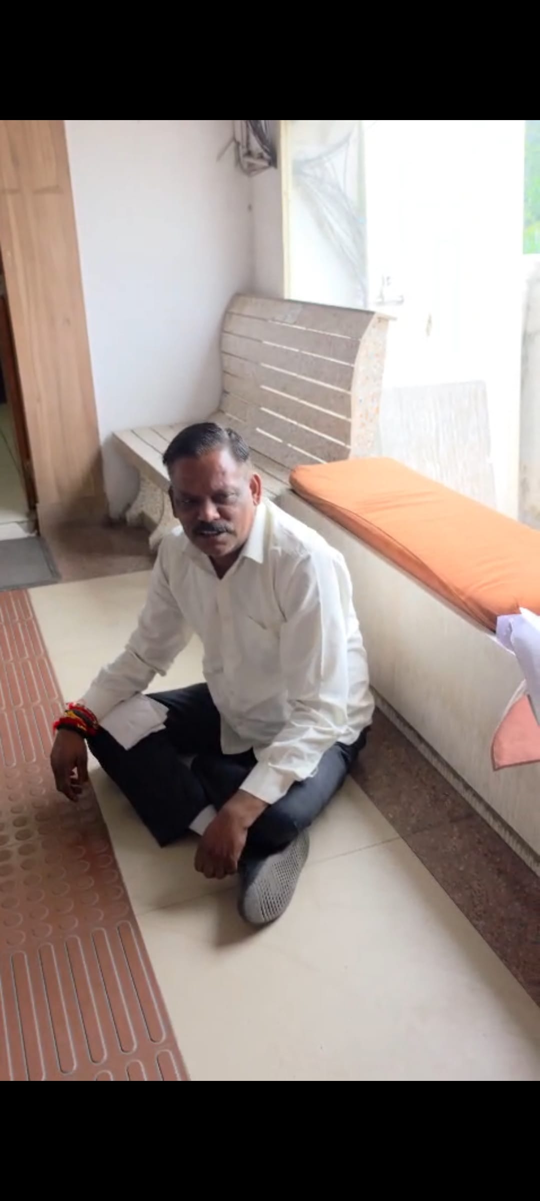BJP councilor stages protest outside Municipal Commissioner's office; accuses Ramky of failing to carry out work.