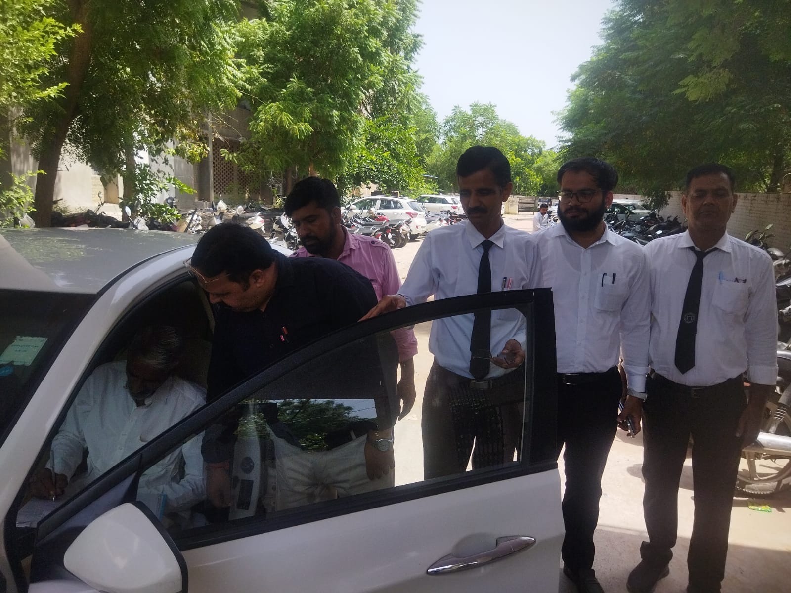 उपभोक्ता संरक्षण आयोग के स्टाफ सदस्य हस्ताक्षर करवाने की कार्रवाई करते हुए संवाद