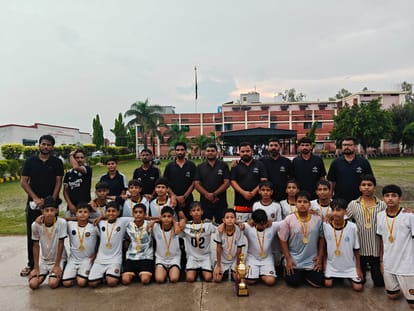 उपलब्धि हासिल कर राष्ट्रीय टीम में जगह बनाने वाले फुटबॉल खिलाड़ी व कोच। विज्ञप्ति