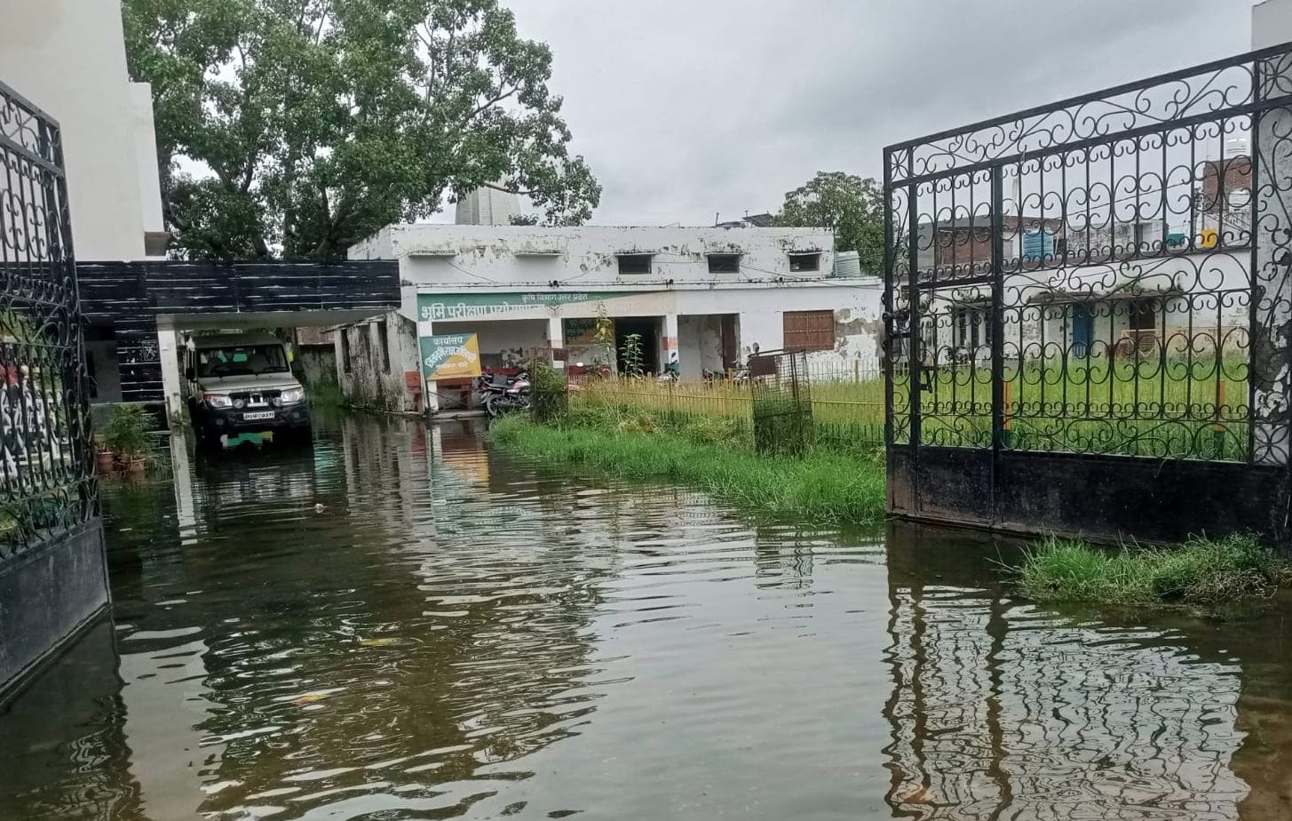 उपनिदेशक कृषि कार्यालय परिसर में भरा पानी। संवाद