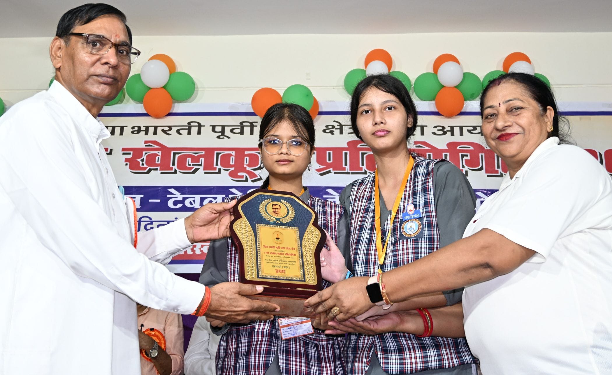 विजेताओं को पुरस्कृत करते प्रधानाचार्य डॉ.योगेंद्र सिंह। संवाद