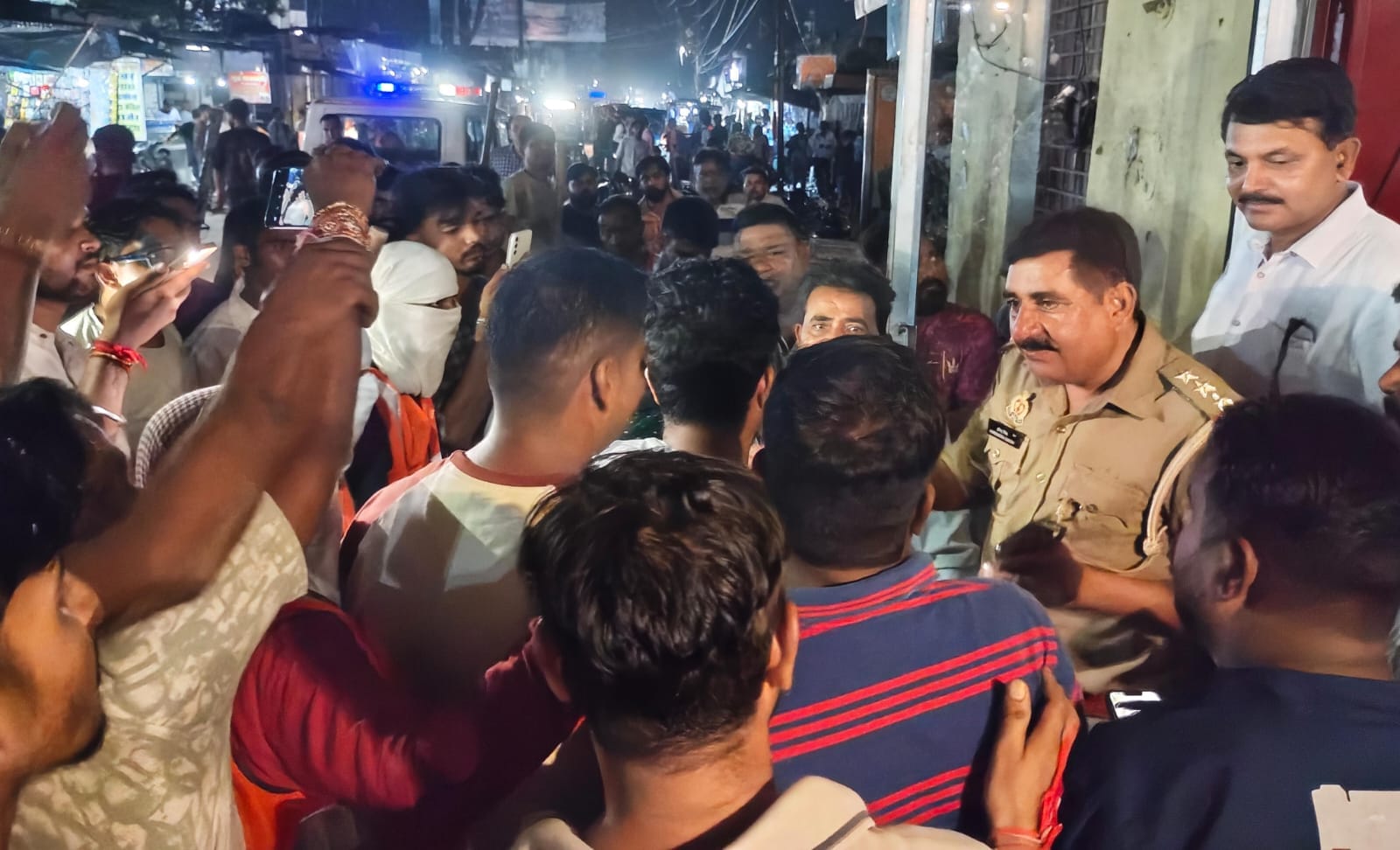 विरोध प्रदर्शन कर रहे सफाई कर्मियों को समझाते सिविल लाइंस थाना प्रभारी। संवाद