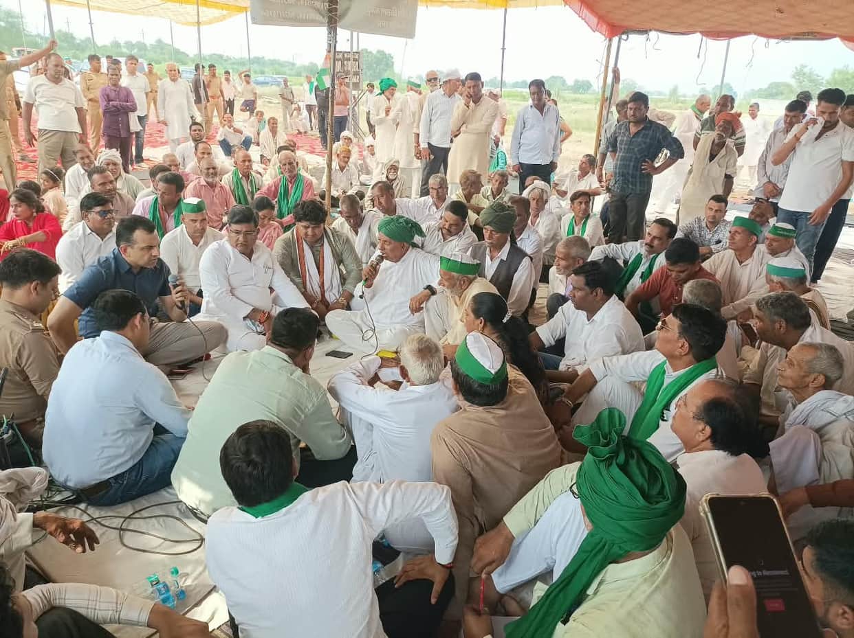 Farmers' protest against YEIDA continues.