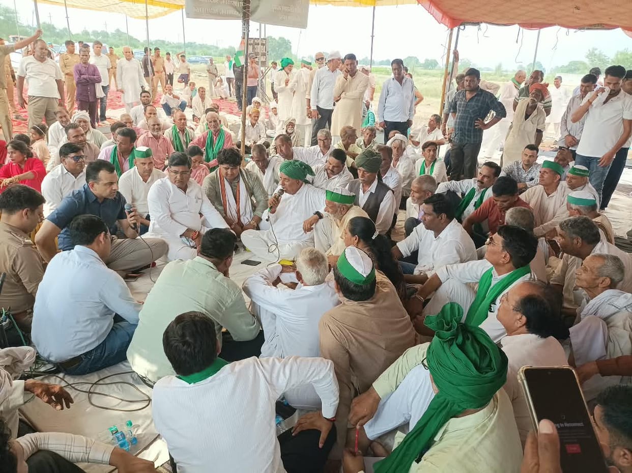 Farmers' protest against YEIDA continues.