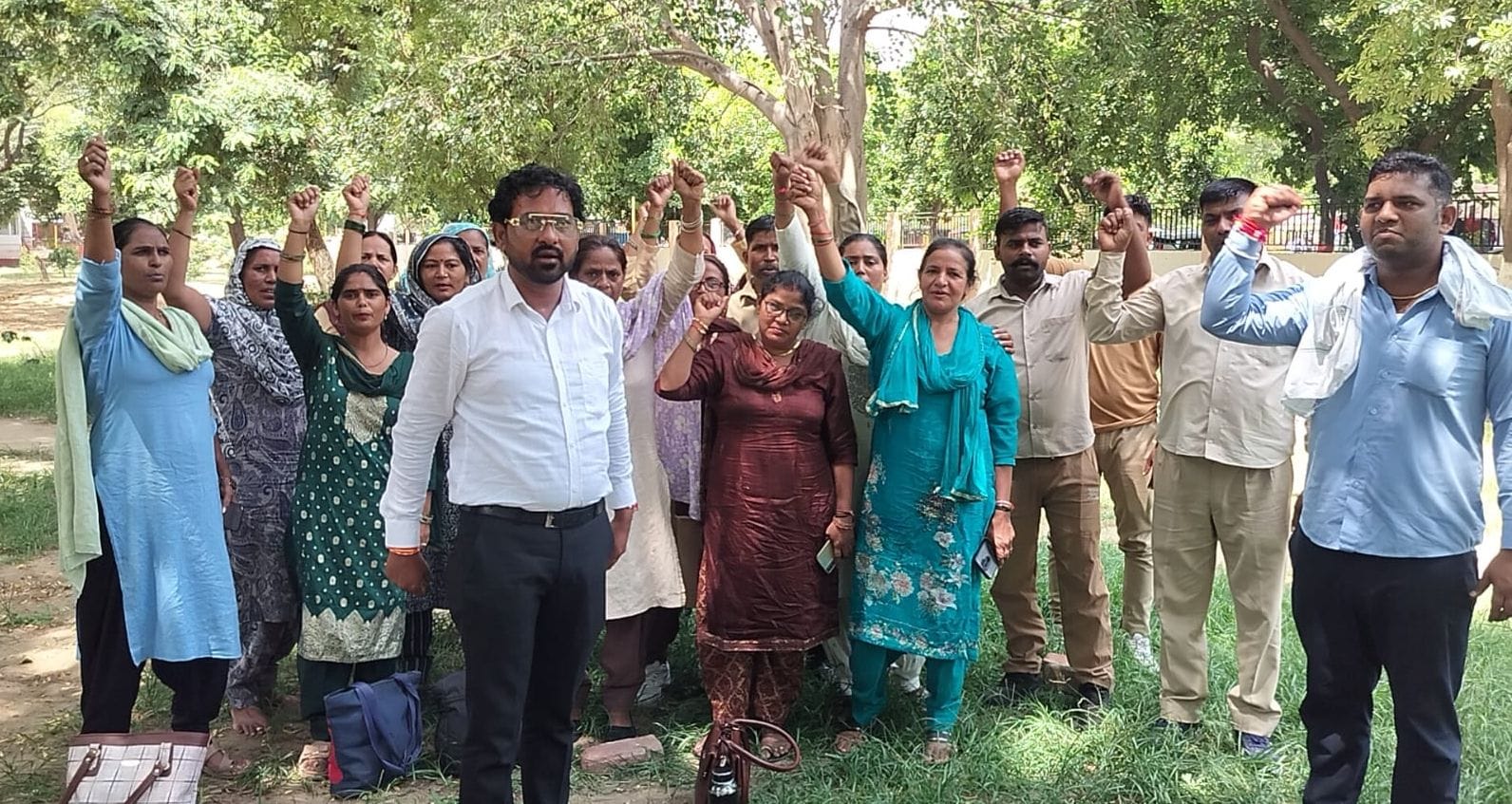 01जेएनडी12: नागरिक अस्पताल में मांगों को लेकर विरोध जताते हुए सफाई कर्मचारी। संवाद