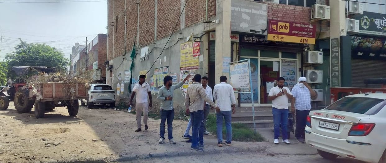 FIR against 14 striking sanitation workers for assaulting agency workers