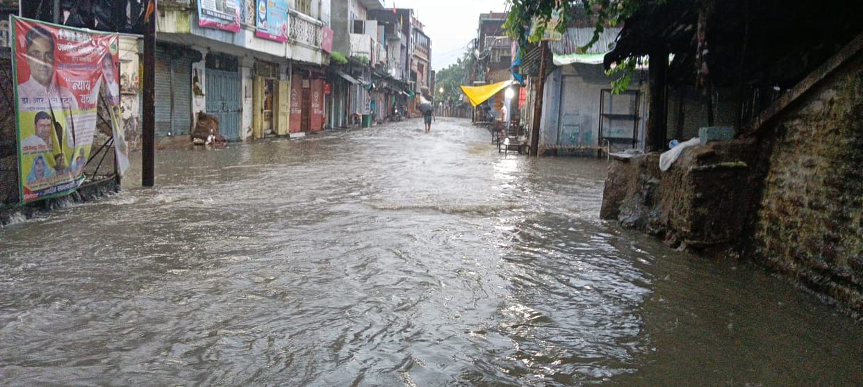 Water enters homes and shops in Chitrakoot-Manikpur-Patha.