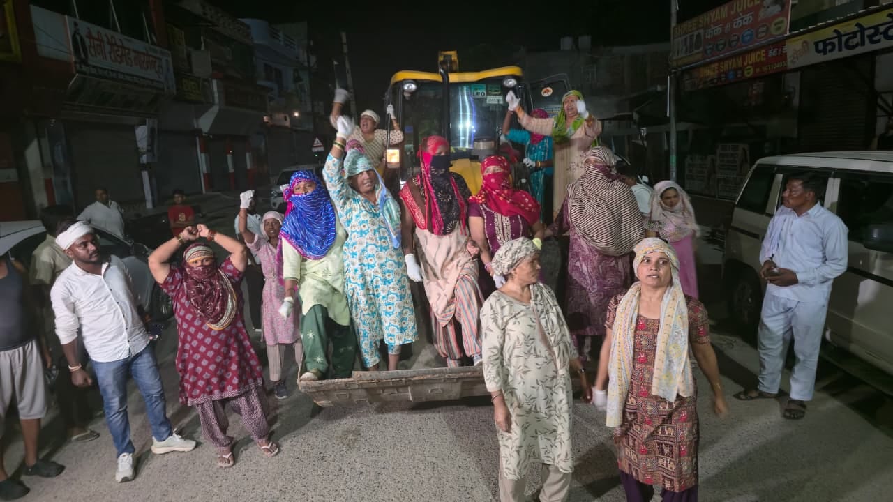 02jjrp22- भट्ठी गेट पर कूड़ा उठाने आए बुलडोजर पर चढ़कर नारेबाजी करते सफाई कर्मचारी। संवाद