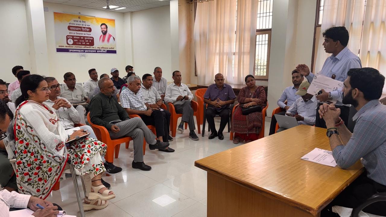 1 सफीदों 3अधिकारियों की बैठक लेते हूं एसडीएम पुलकित मल्होत्रा। स्रोत लोक संपर्क विभाग