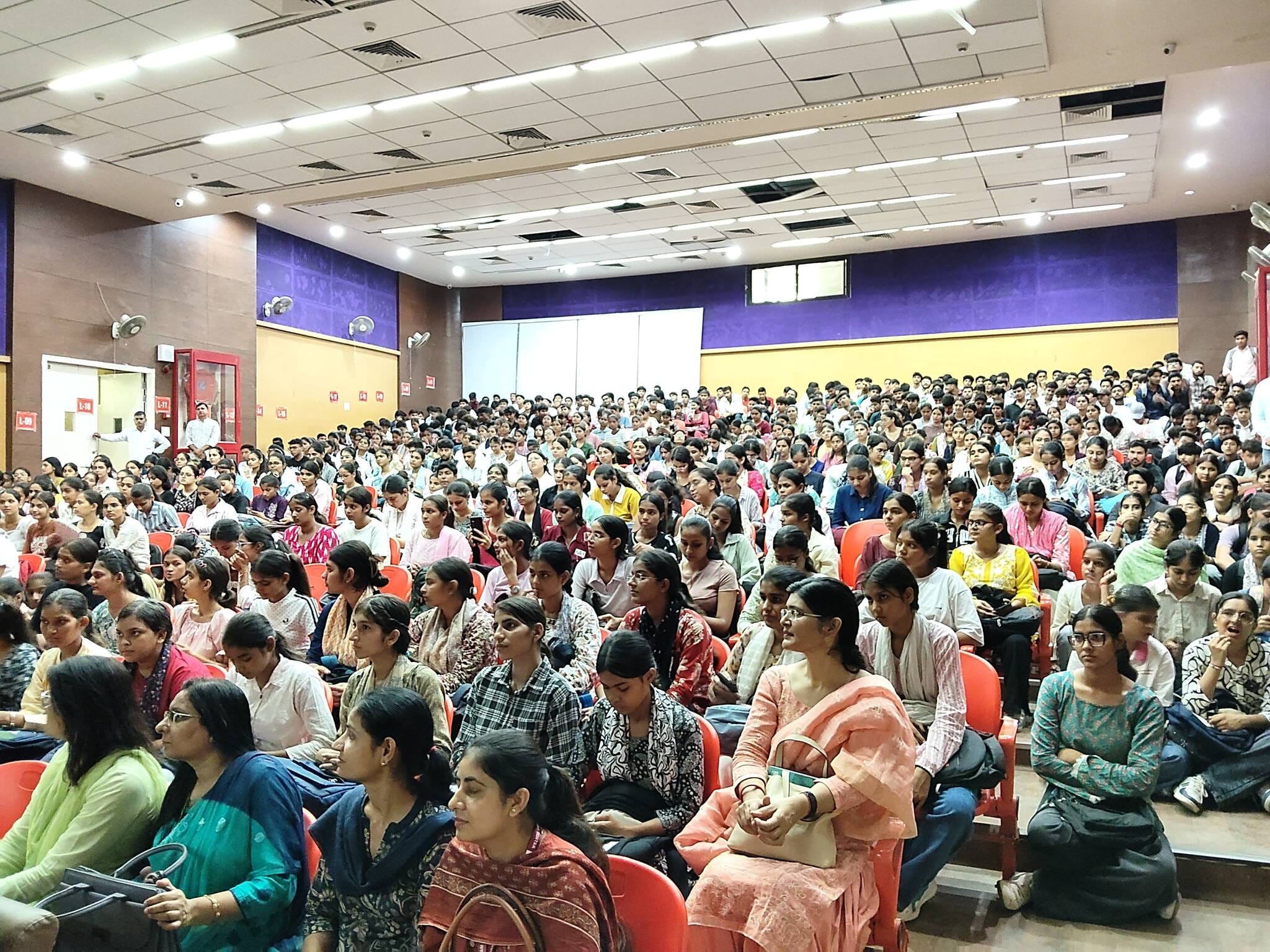 13-पं नेकीराम शर्मा राजकीय काॅलेज में ओरिएंटेशन कार्यक्रम के दौरान बैठे विद्यार्थी व शिक्षक। स