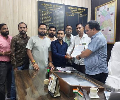 अधिशासी अभियंता को ज्ञापन सौंपते हुए नलकूप चालक। स्रोत: कर्मचारी