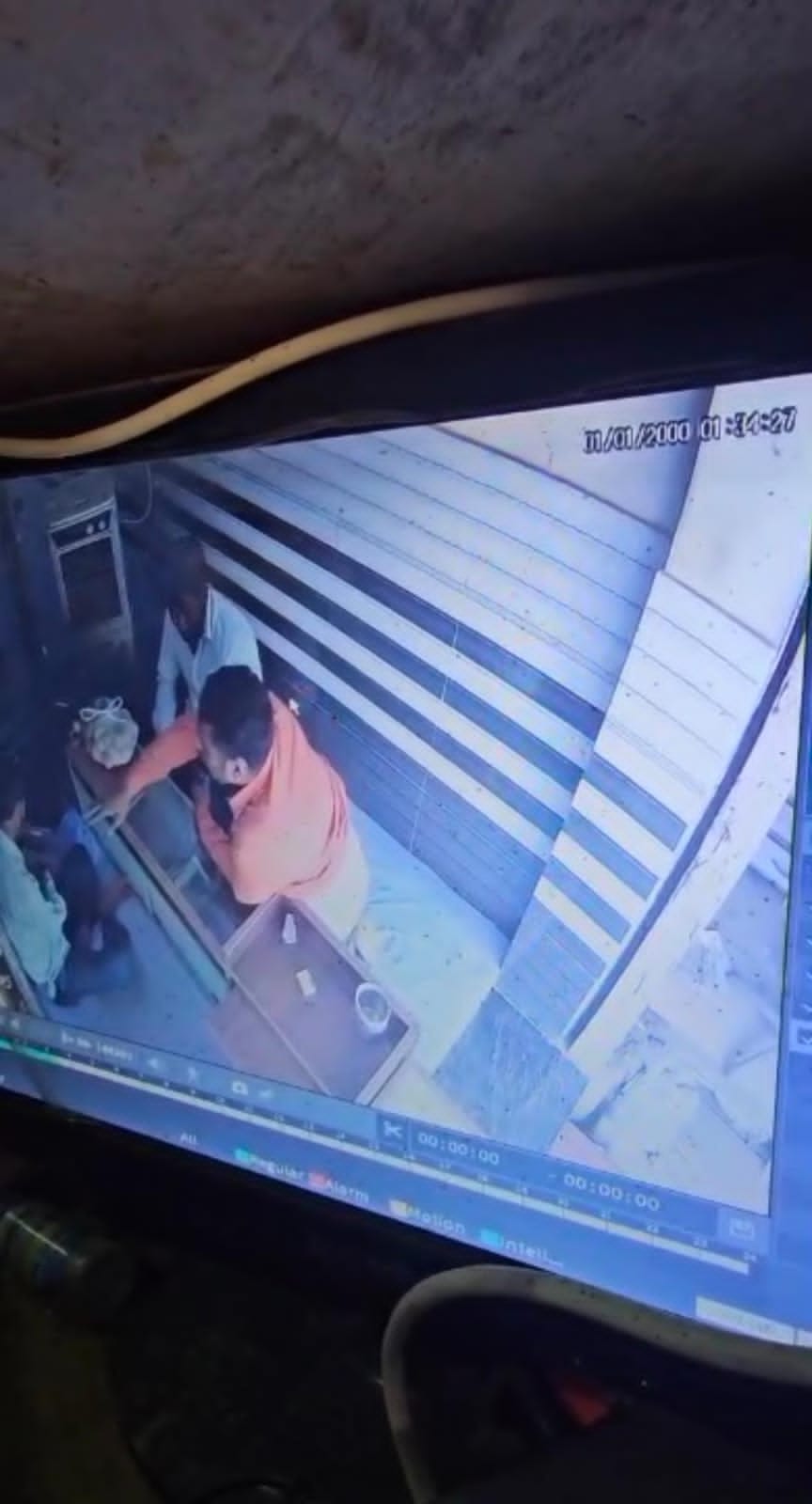 Earrings worth two lakh rupees stolen from a jeweler's shop under the pretext of looking at jewelry.
