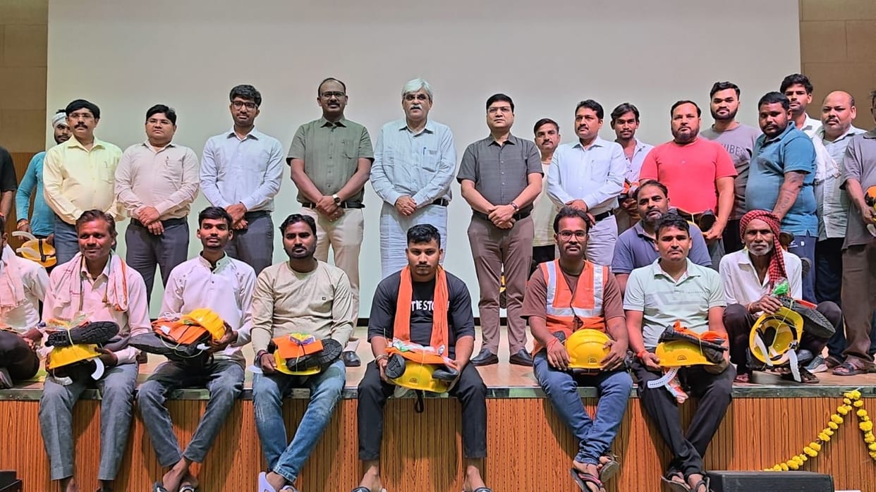 Symbolic cheques were handed over to two thousand outsourced employees.