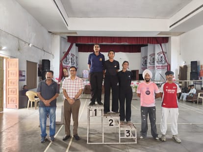 अंबाला छावनी के जीएमएन कॉलेज में आयोजित बैडमिंटन प्रतियोगिता के विजेता। प्रवक्ता