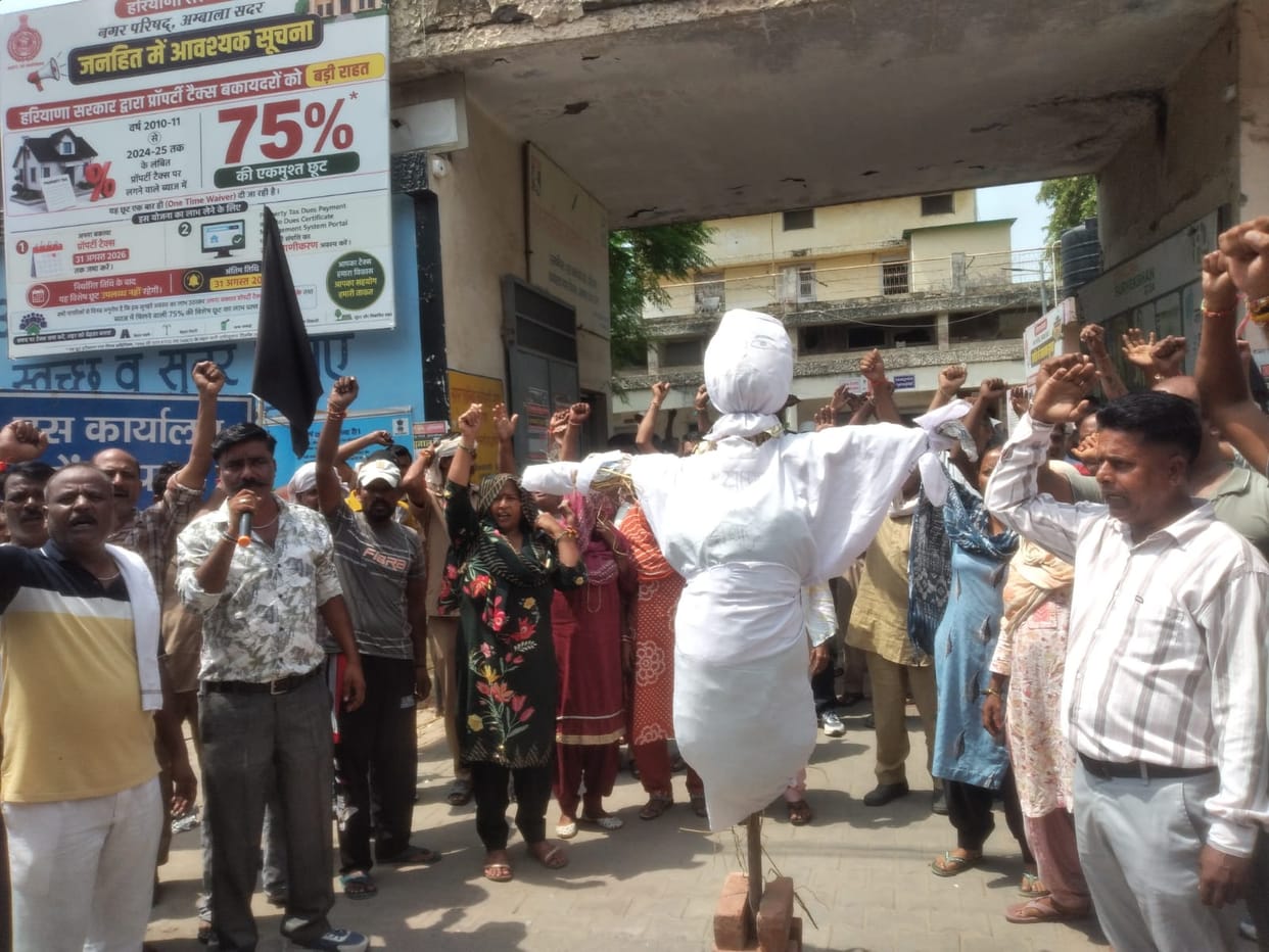 Sanitation workers burned an effigy outside the Municipal Council.