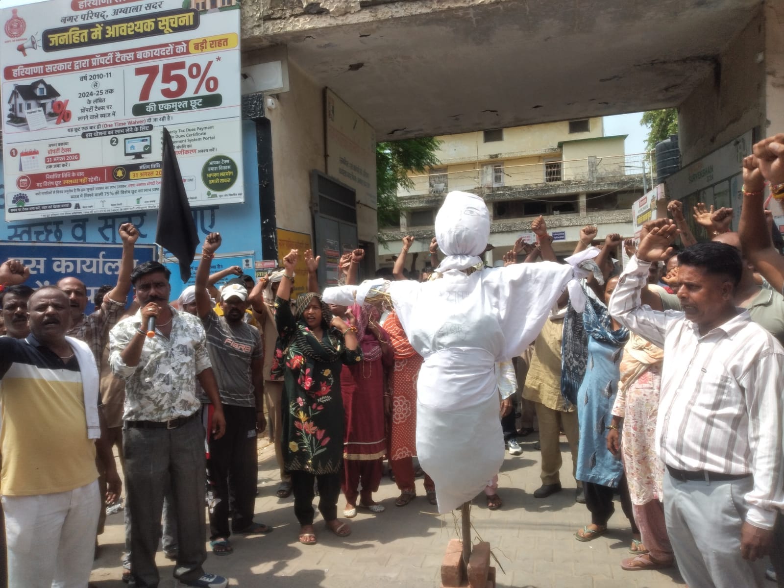 अंबाला छावनी में नगर परिषद कार्यालय के बाहर सरकार का पुतला फूंकने की तैयारी करते सफाई कर्मचारी।