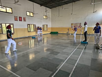 अंबाला सिटी के डीएवी सीनियर सेकेंडरी पब्लिक स्कूल में बैडमिंटन खेलते खिलाड़ी। प्रवक्ता