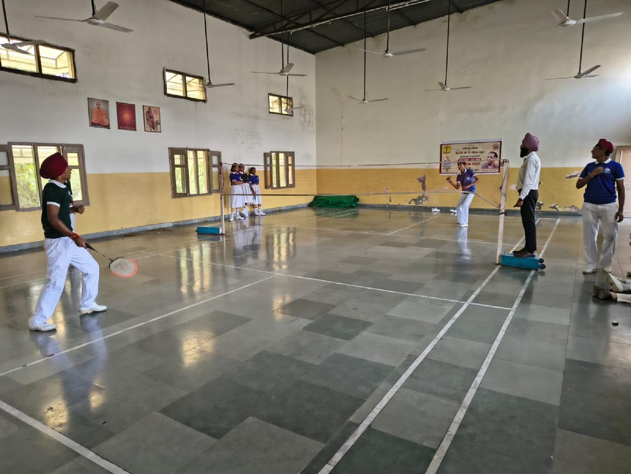 Green House won the badminton trophy by defeating Blue House.