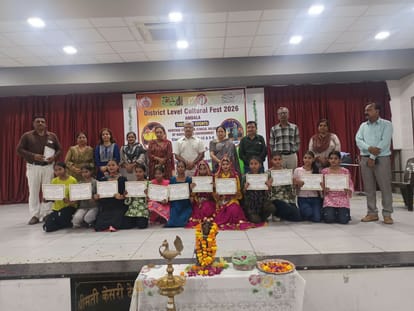 अंबाला सिटी के पीकेआर जैन पब्लिक स्कूल में आयोजित कार्यक्रम में गणमान्य के साथ मौजूद विजेता प्