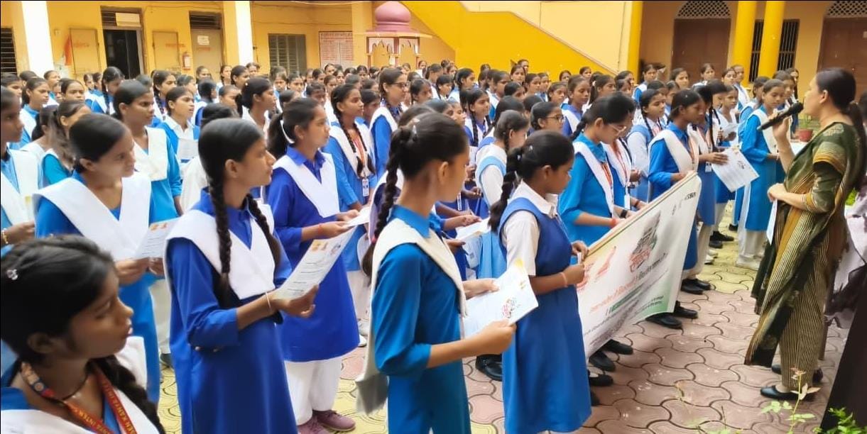 अग्रसेन इंकाॅ में ‘राष्ट्रीय गीत’’ वंदेमातरम  का वाचन करती छात्राएं। संवाद