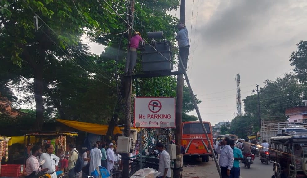 अकबरपुर के लोकनिर्माण विभाग कार्यालय के सामने खराब ट्रांसफार्मर को ठीक करते बिजलीकर्मी। संवाद