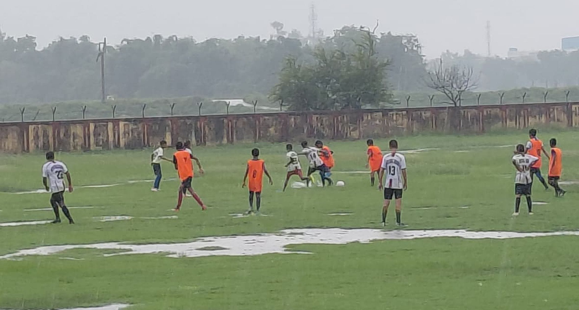 अमेठी के डॉ. भीमराव आंबेडकर स्टेडियम में आयोजित प्रतियोगिता में फुटबॉल खेलते खिलाड़ी। स्रोत: व