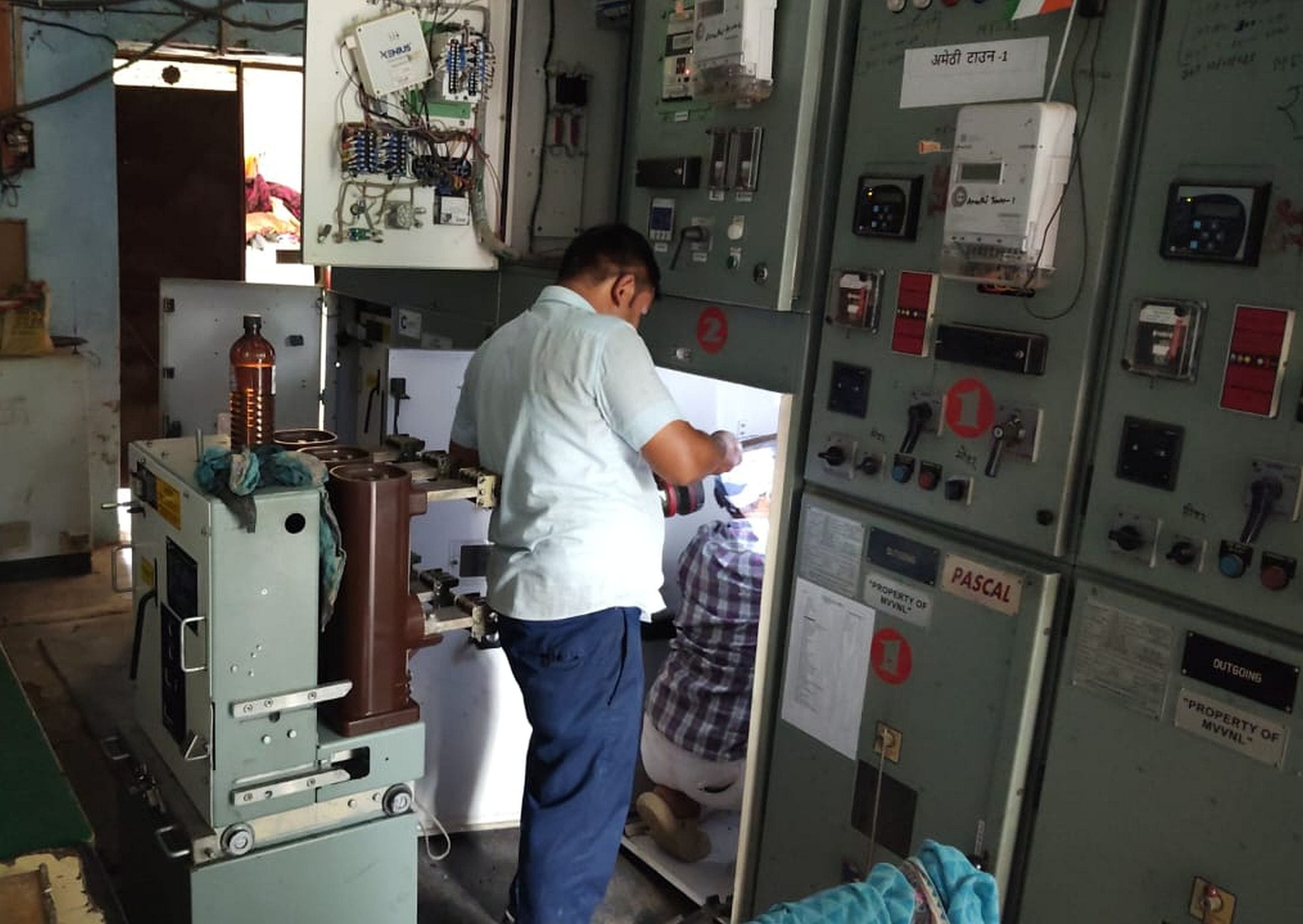 अमेठी उपकेंद्र के पैनल की मरम्मत करते ऊर्जा निगम कर्मी। स्रोत- ऊर्जा निगम। 